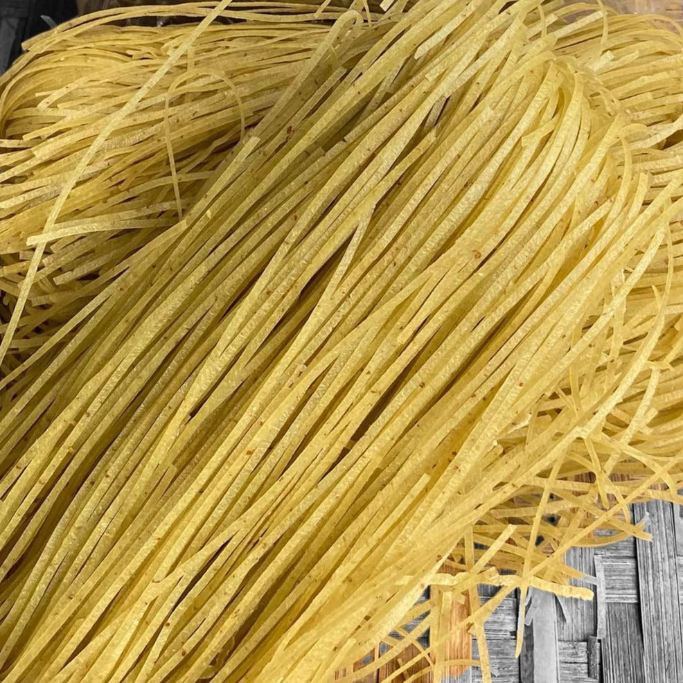 玄米モリンガ麺（乾麺）のクローズアップ