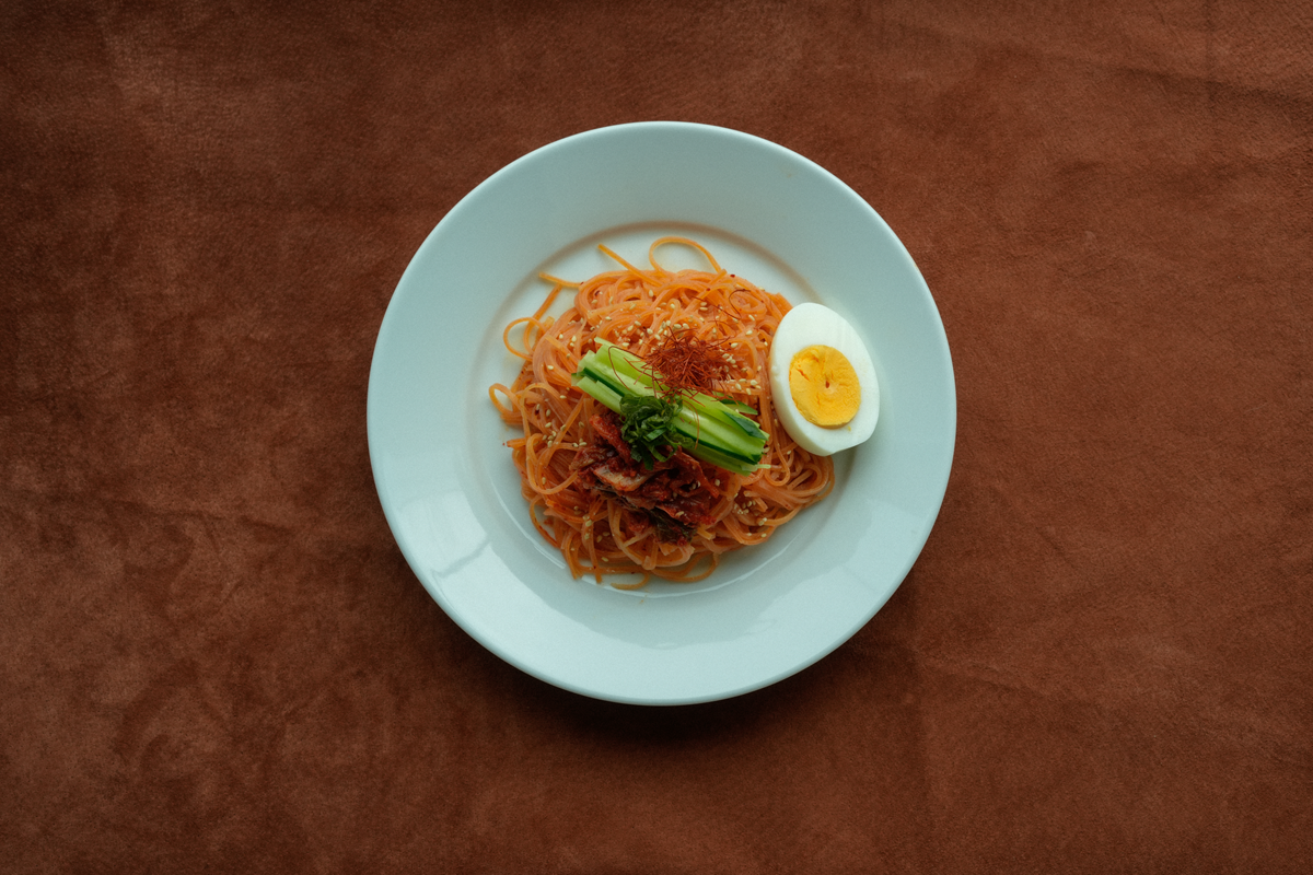 玄米ガックフルーツ麺の調理例：ビビン麺風