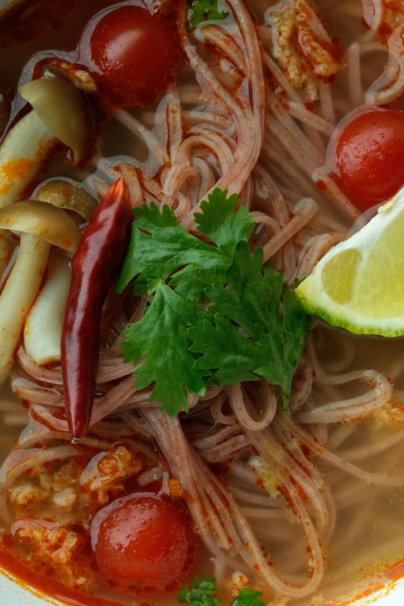玄米麺の調理例：スープヌードルのクローズアップ