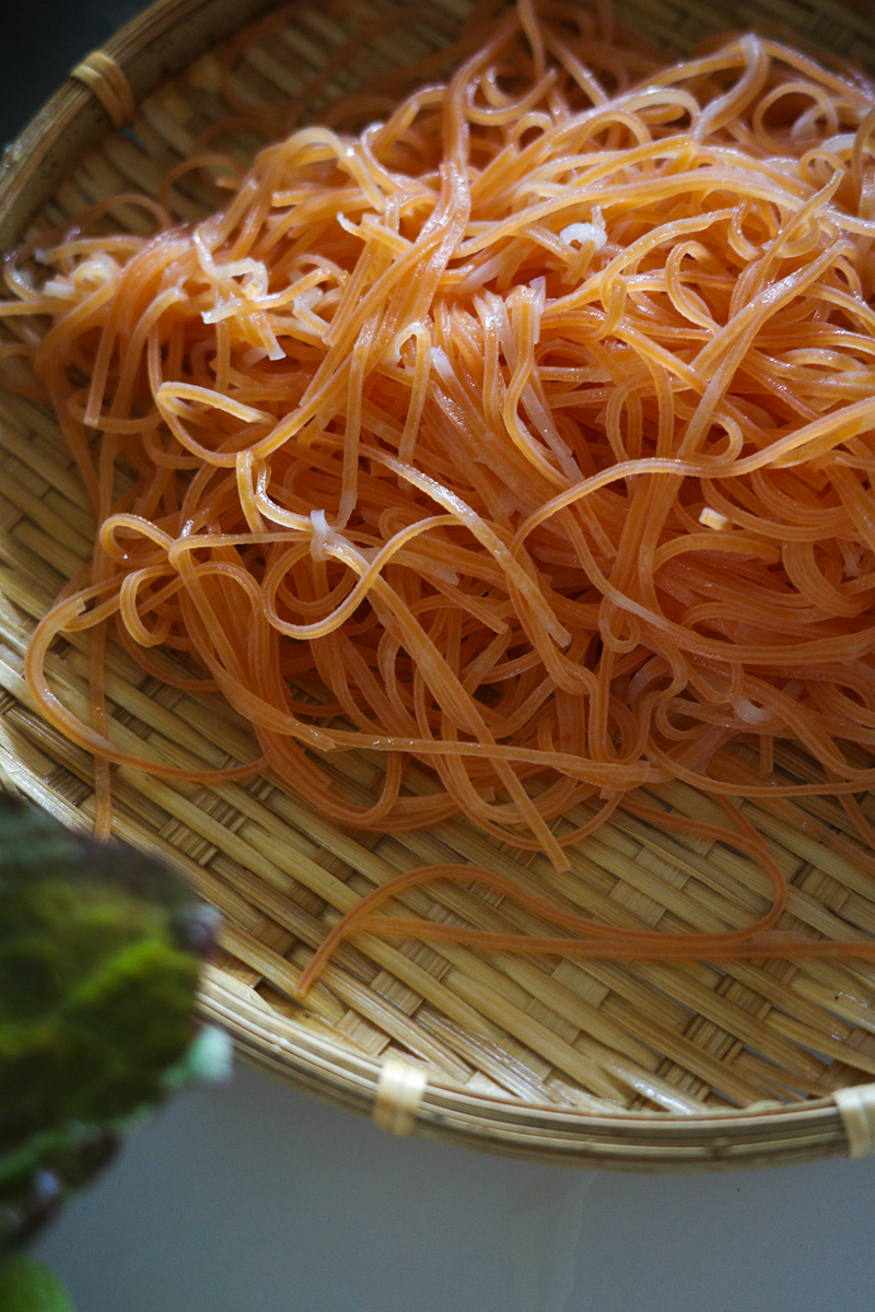 戻した玄米ガックフルーツ麺をザルにあげたようす