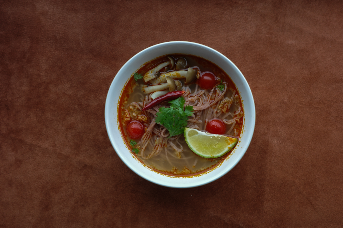 玄米麺の調理例：トムヤム風スープヌードル